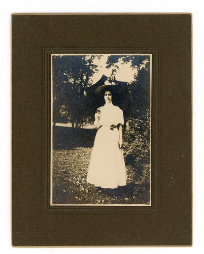 Cabinet card young woman - card, white